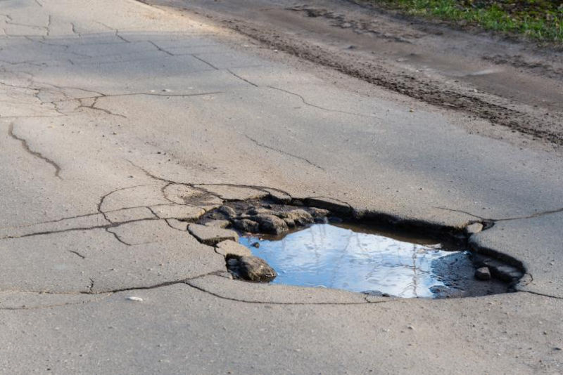 Morador pede R$ 10,9 mil de indenização após colidir em buraco de avenida em Várzea Grande