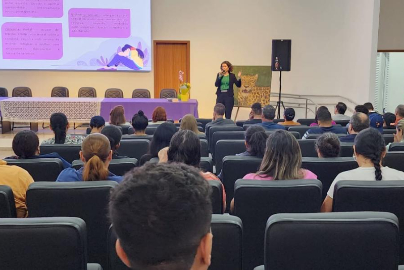 Defensora pública realiza palestra sobre combate à violência de gênero em Rondonópolis