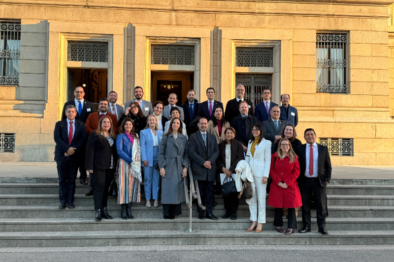 No Uruguai, Luziane Castro participa de reunião para debater atuação das Defensorias na América Latina
