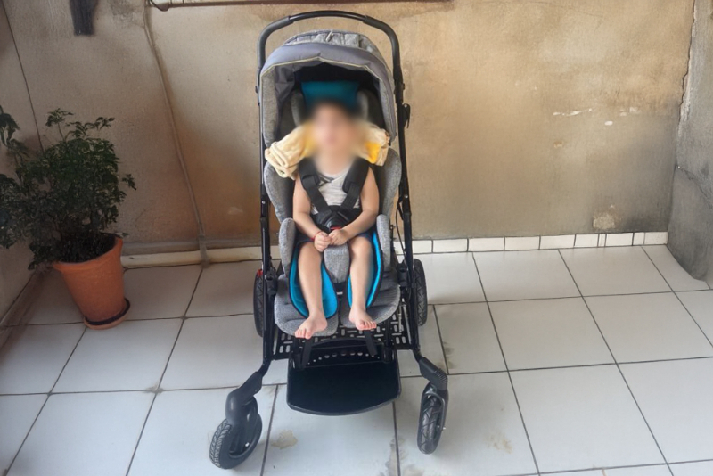 Defensoria consegue na Justiça carrinho postural de R$ 18 mil para criança com microcefalia