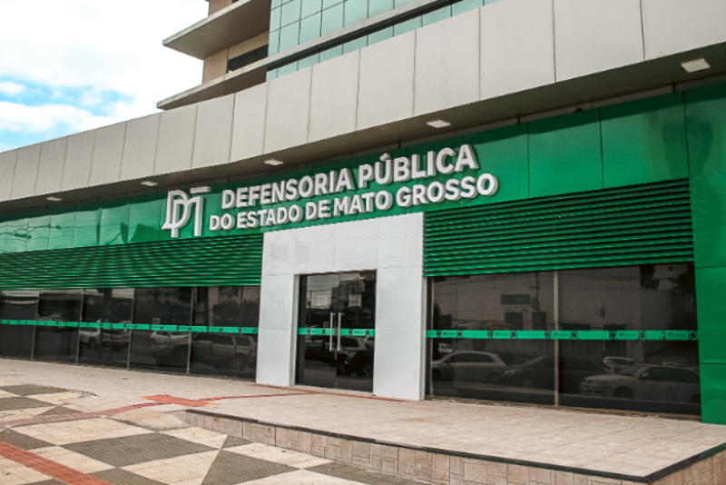 Jovem atendida pela DPEMT mantém na Justiça fornecimento de remédios após quase 20 anos de tratamento